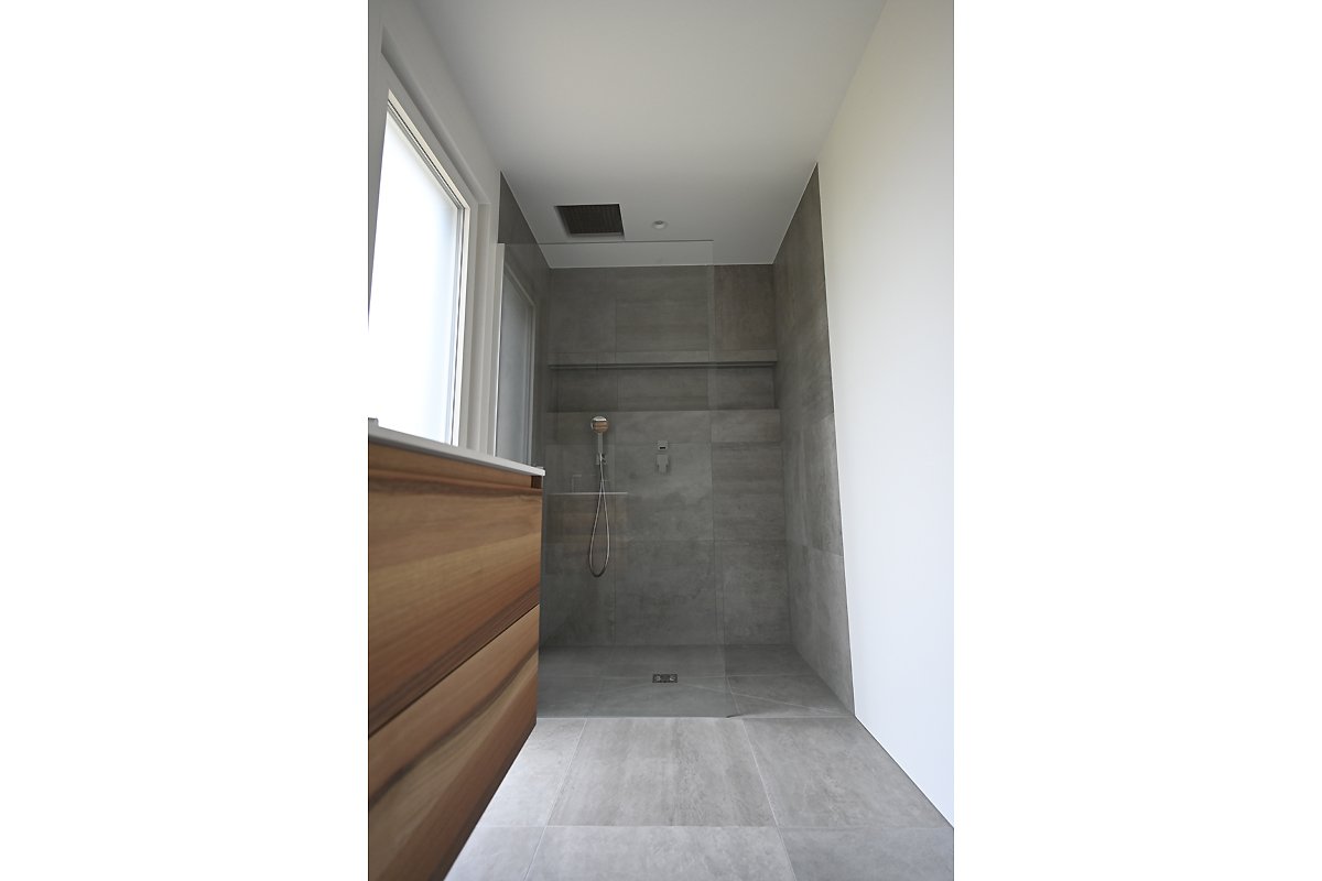 salle de douche moderne - Gris & Bois