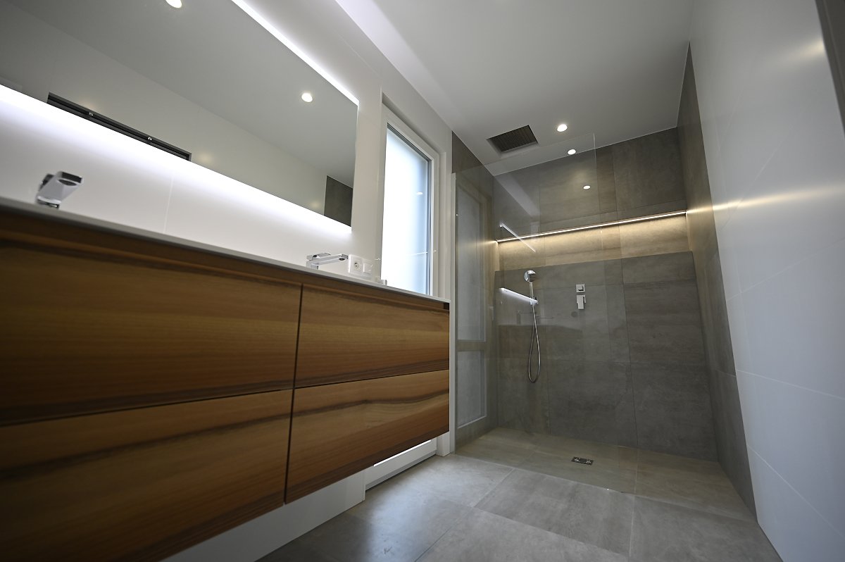 salle de douche moderne - Gris & Bois
