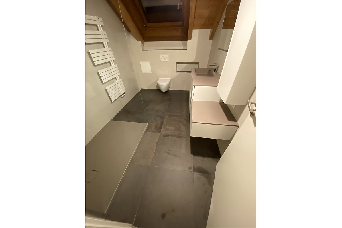 salle de douche moderne - blanche & taupe sous pente - douche italienne