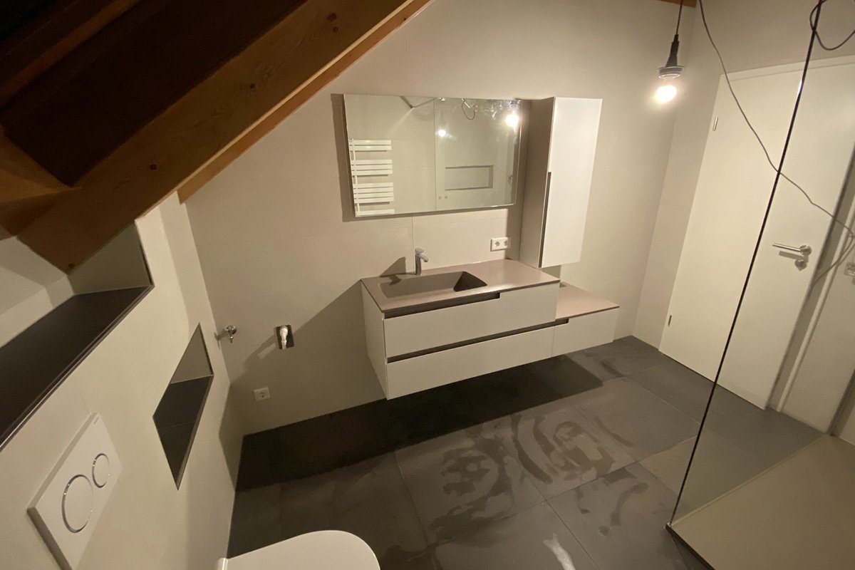 salle de douche moderne - blanche & taupe sous pente