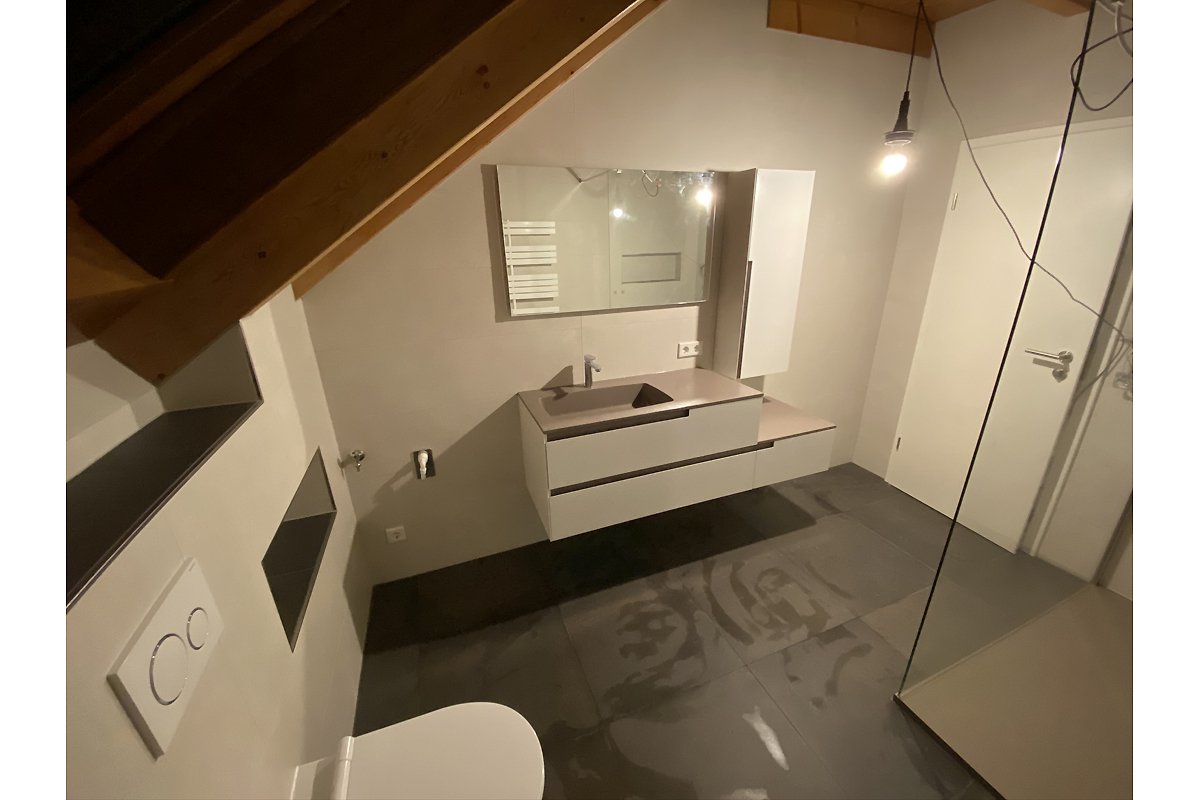 salle de douche moderne - blanche & taupe sous pente