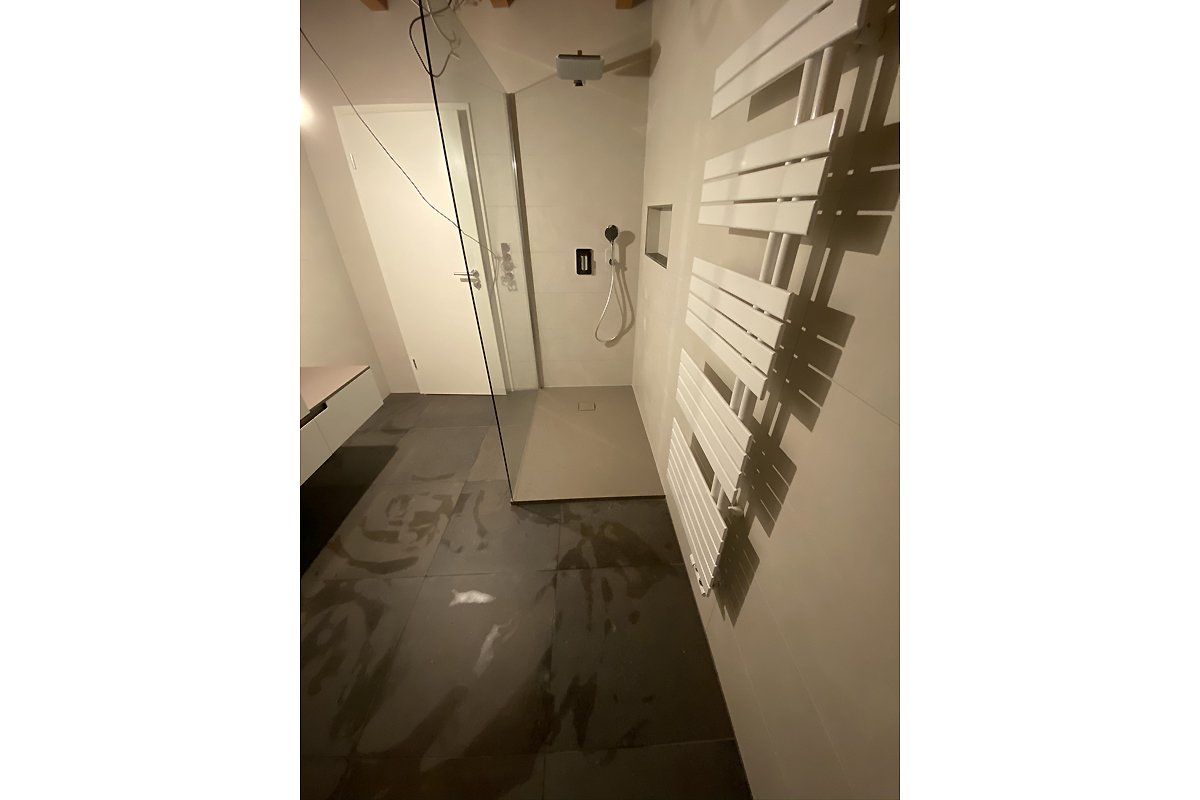 salle de douche moderne - blanche & taupe - seche serviettes