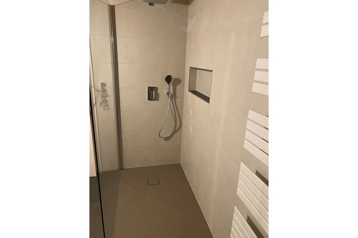 salle de douche moderne - blanche & taupe - douche italienne