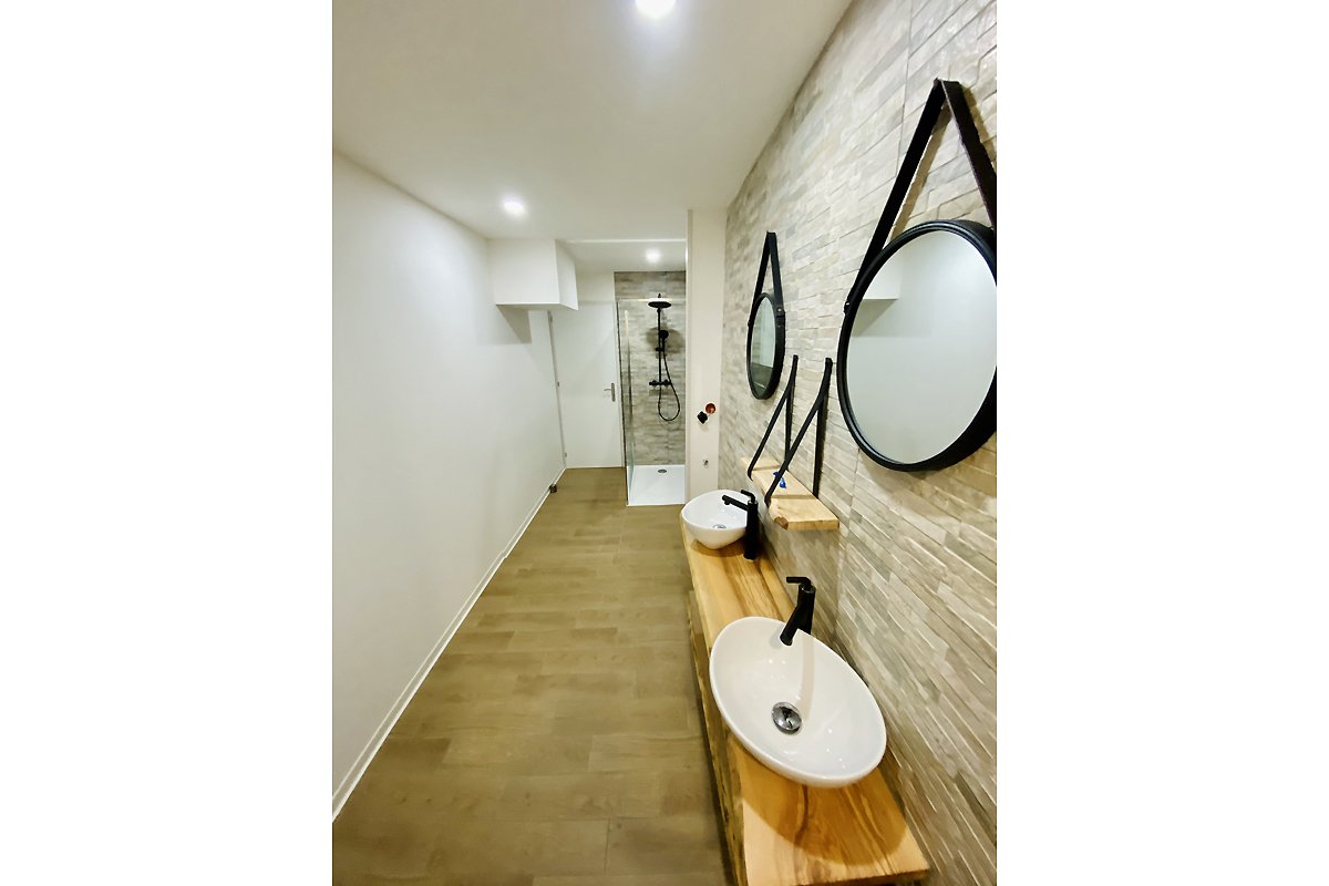 Salle de douche moderne - double vasque