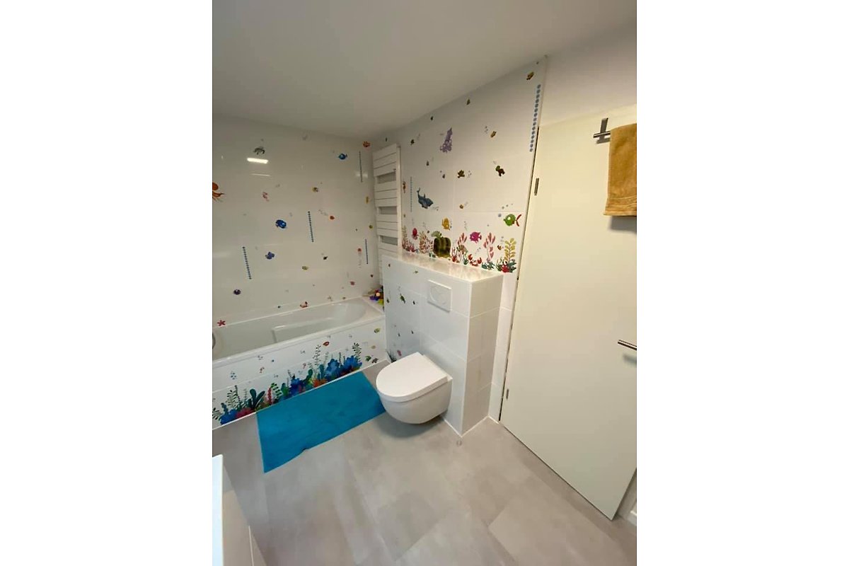 salle de bain standard - blanche & mosaique poissons