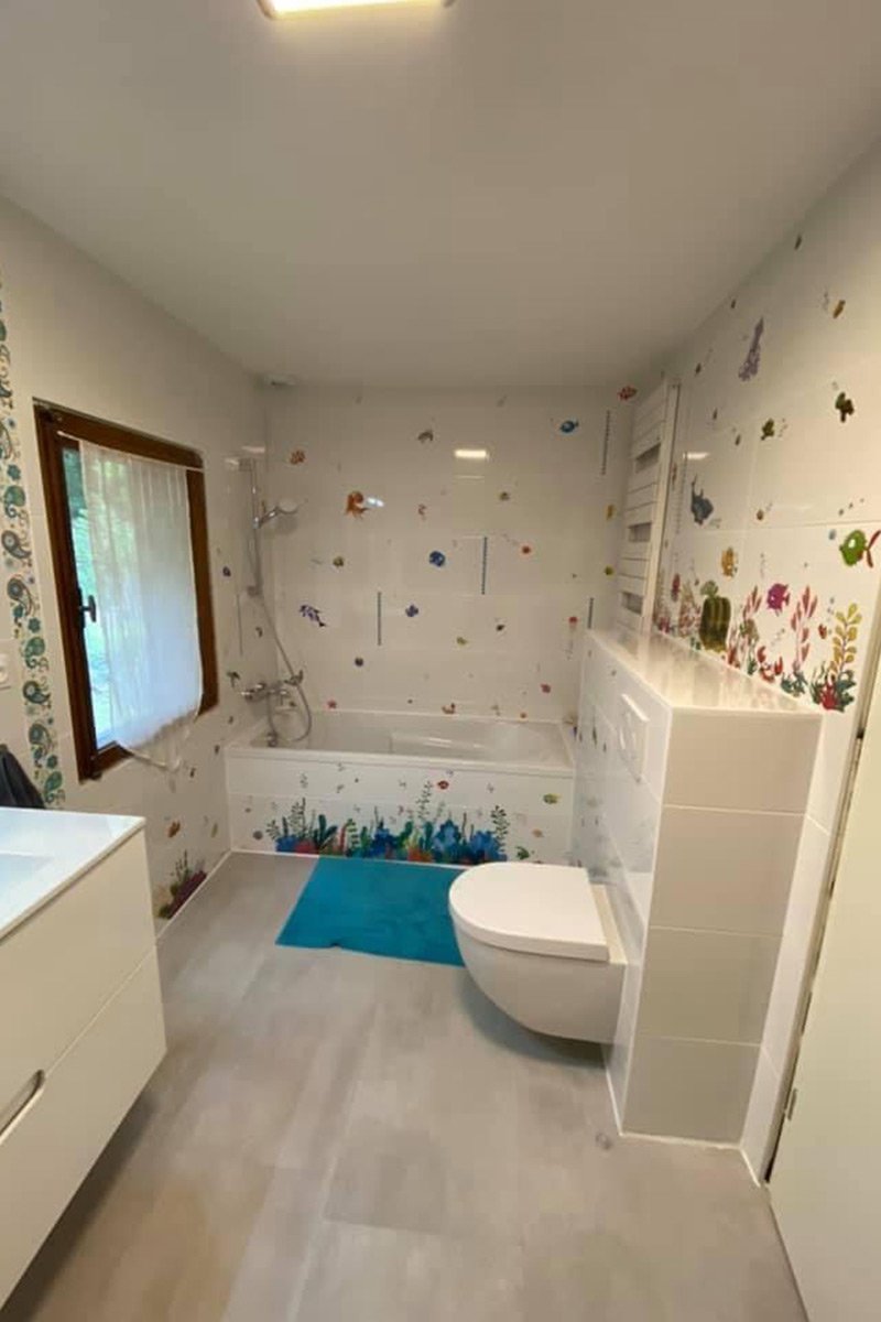 salle de bain standard - blanche & mosaique poissons