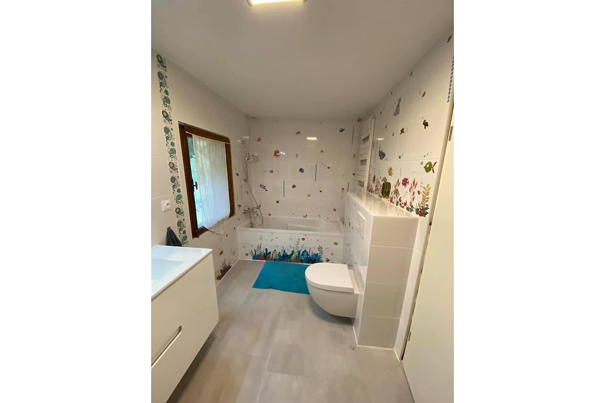 salle de bain standard - blanche & mosaique poissons