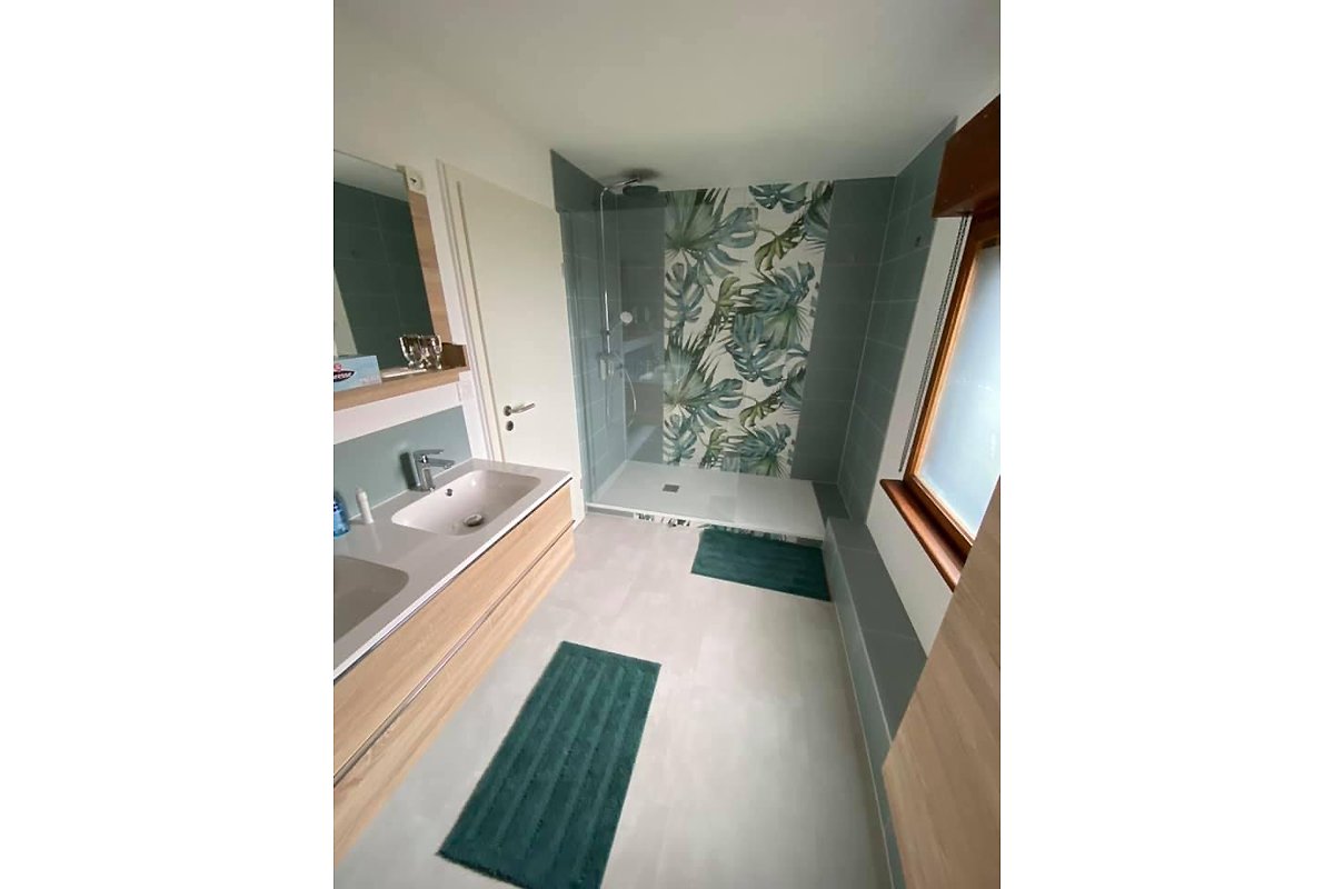 salle de douche agreable verte, bois et mosaique