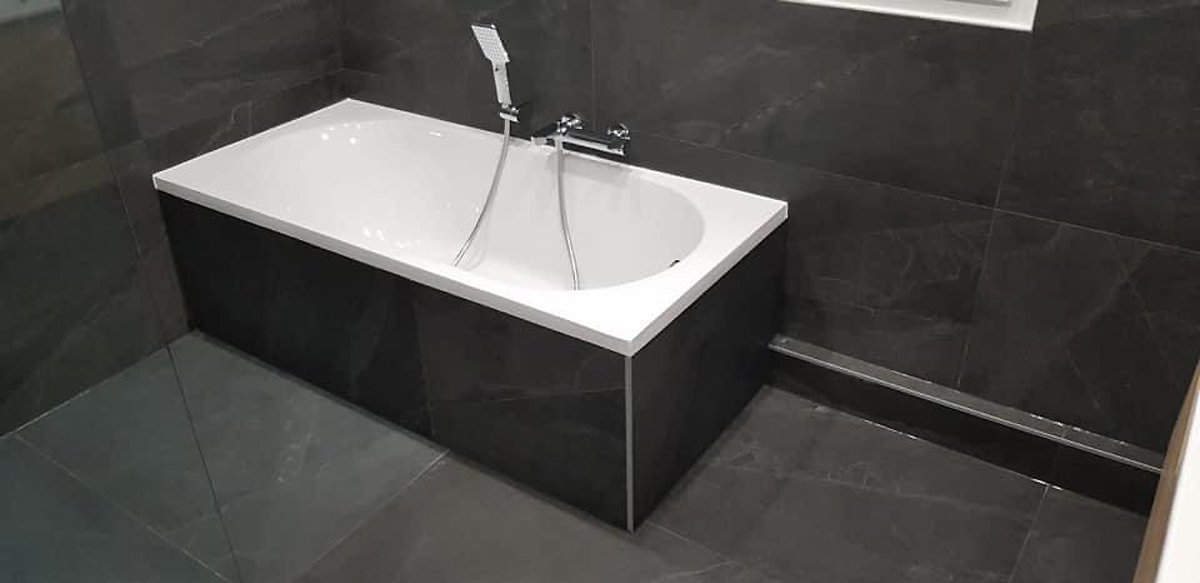 Salle de bain noire - baignoire