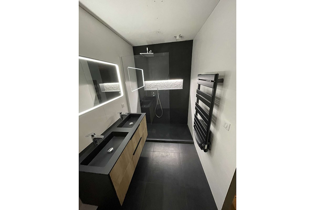 Salle de douche design noire